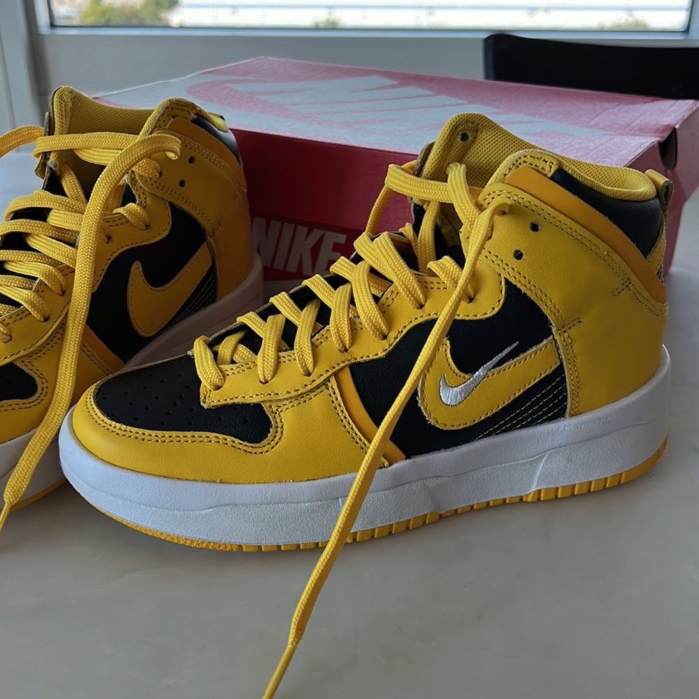 NEVER WORN Women’s Nike Dunk High Up